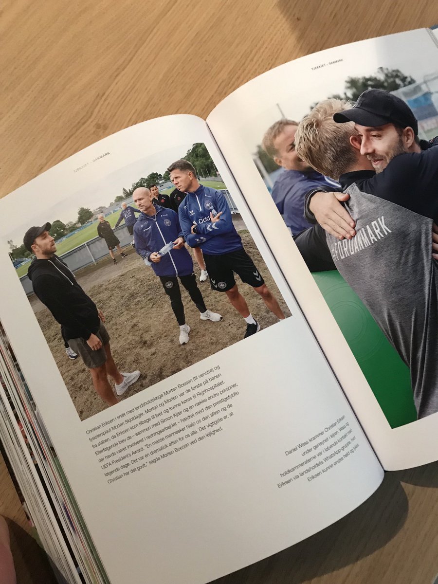 Flot bog om mindeværdig fodboldsommer. Ovenikøbet signeret af mesterfotografen ⁦@fbbillederdk⁩ Anders Kjærbye himself. Stærke øjeblikke på godt og ondt genskabes og fastholdes. ‘Bagom-billederne’ er bogens X factor. ⁦@dbulandshold⁩