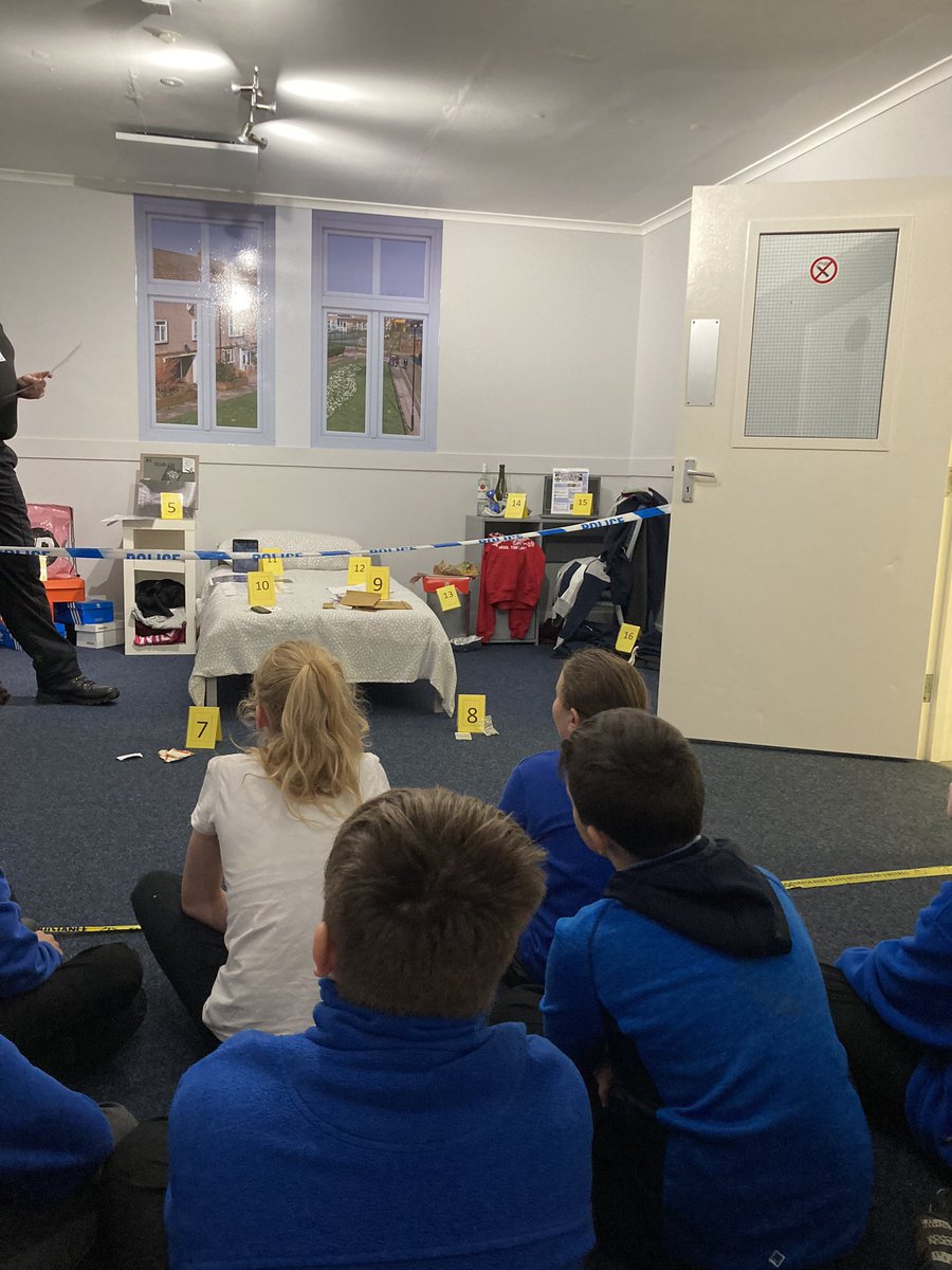HighViewYear6's tweet photo. Learning about child criminal exploitation. A very important lesson of understanding new ‘friends’ will not give us money/ new tech/ clothes for nothing. @LifewiseCentre #alwaystell #staysafe https://t.co/B8irVWXzR8