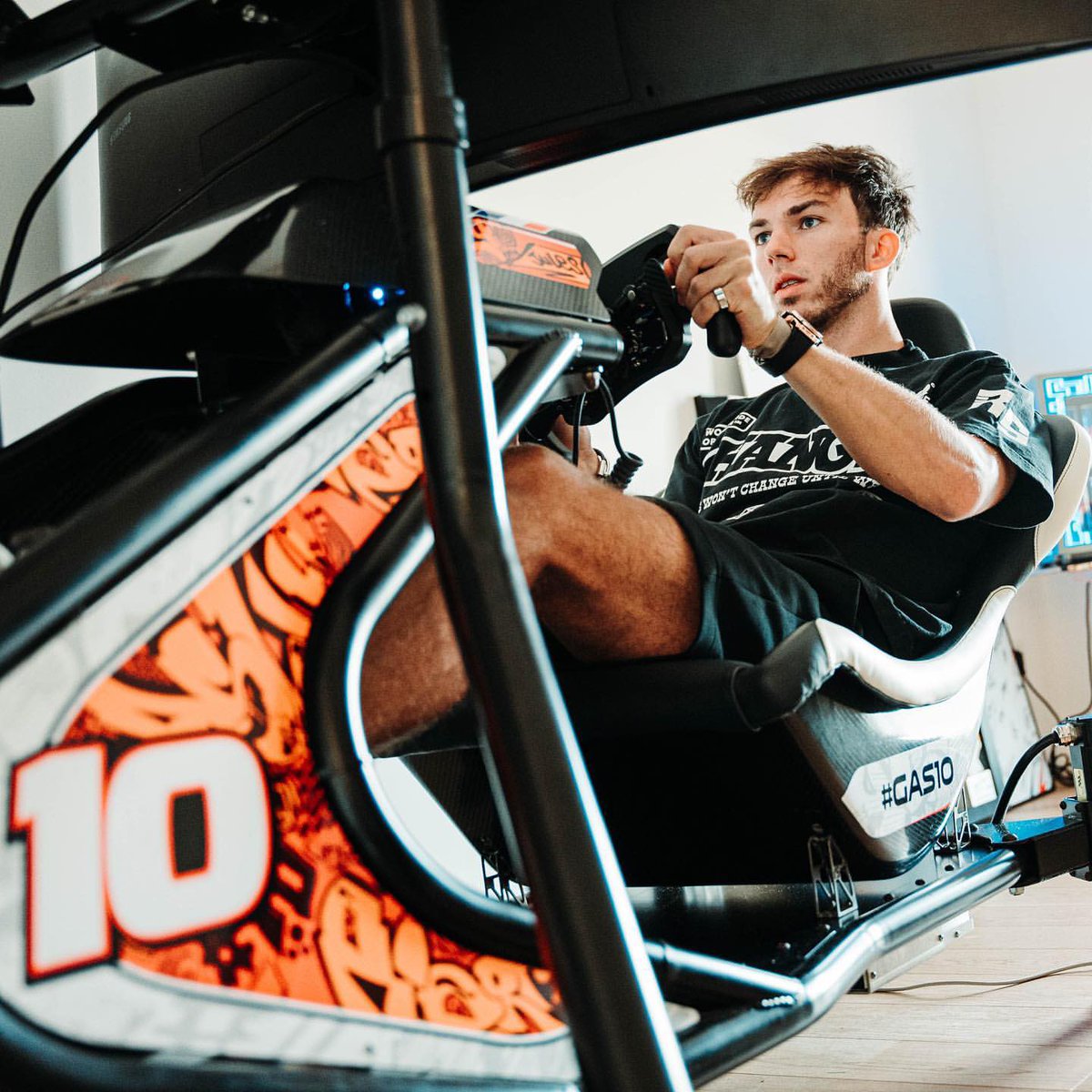 reidemai's tweet photo. [IG: @PierreGASLY] “Last few laps at home. #RSsimulation Time for Mexicooooo 🇲🇽” (2/11/2021, Repost)

ご自宅でのシミュレータの後は、メキシコへ出発です🌟💪 Let's go, Pierre!!! #MexicoGP 🇲🇽 https://t.co/MJAIkHJuOR