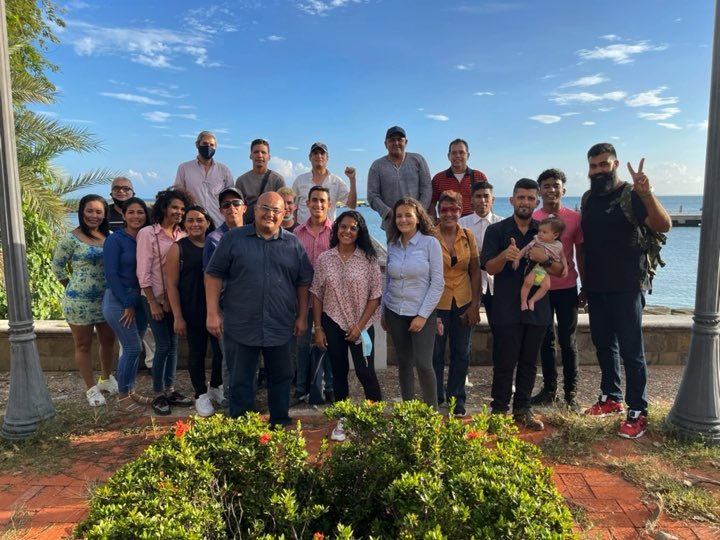 RoiLopezRivas's tweet photo. Con el equipo de "bots" y "trolles del rrrregimen" de Nueva Esparta. Puro cuarto bate 🔥🇻🇪✌️ https://t.co/Ya5EEef8G2