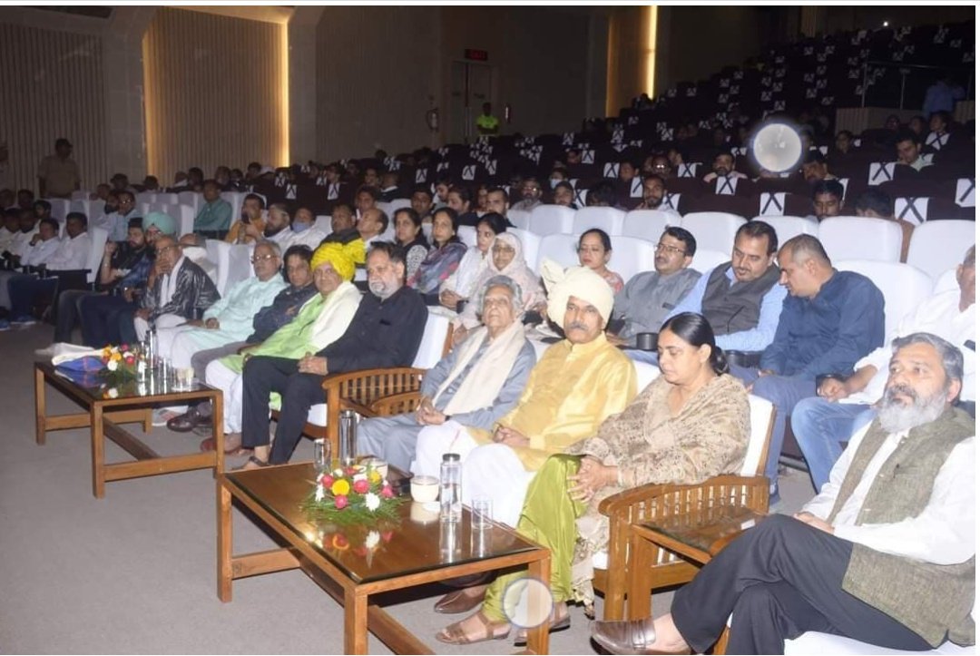Other Univ. &amp; <a href="/ugc_india/">UGC INDIA</a> : Wear Mask and Social Distancing.
<a href="/OfficialMdu/">M.D.UNIV. ROHTAK</a> : कोरोना सफेद कुर्सी पर बैठे प्रशासनिक अधिकारियों को नहीं होगा,कोरोना बैंगनी रंग कुर्सी पर बैठे छात्रों को होगा।
#Social_Distancing 
<a href="/highereduHRY/">Department of Higher Education, Haryana</a> : कोरोना कॉलेज में नही होगा, कैंपस ऑफलाइन पढ़ाई में होगा।