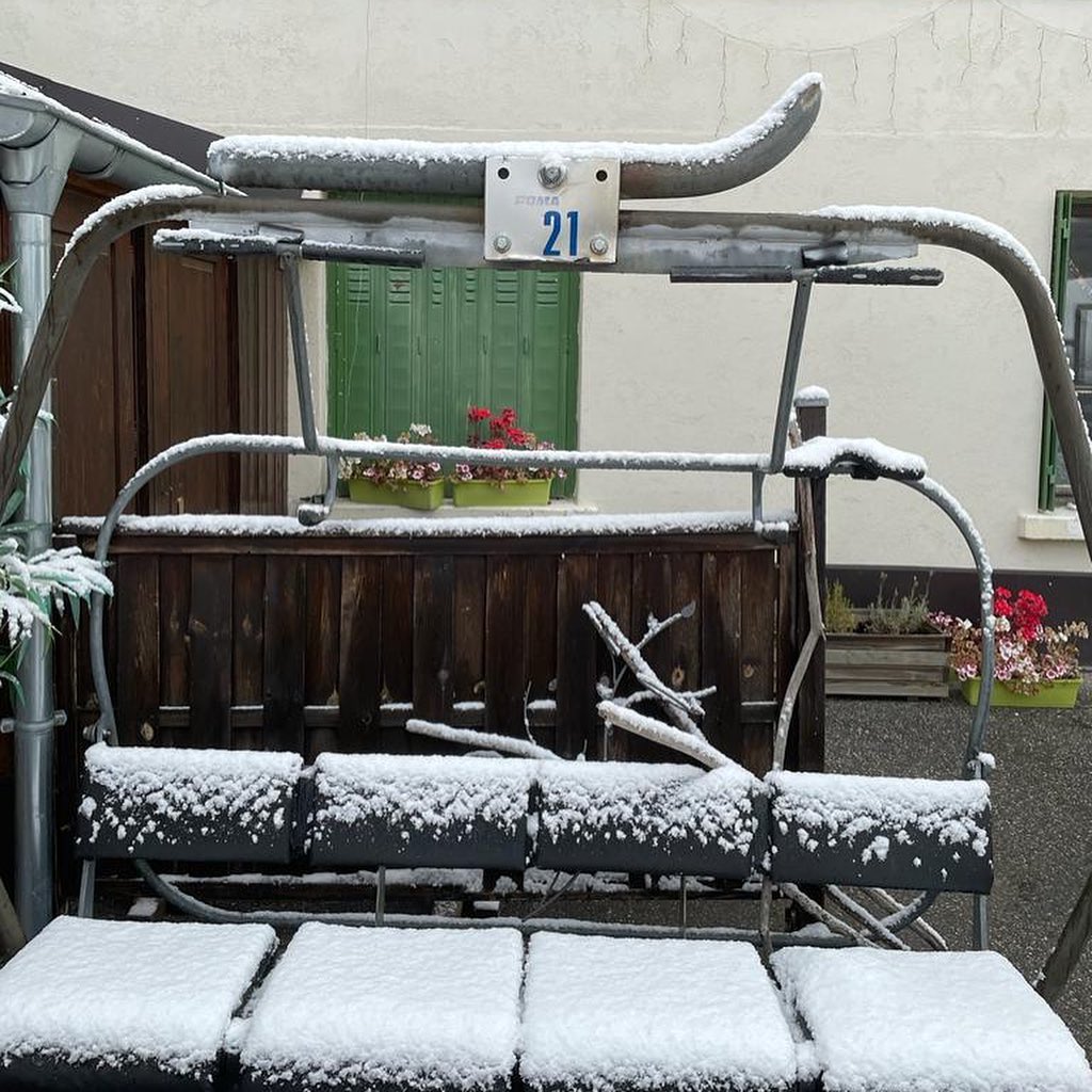 huckstersski's tweet photo. We woke up to a nice dusting of snow this morning ❄️ 🌨.
📌 @PeiseyVallandry  
@LesArcs  @ParadiskiResort 
#winteriscoming #snow #frenchalps https://t.co/Rlvqe5OxzB