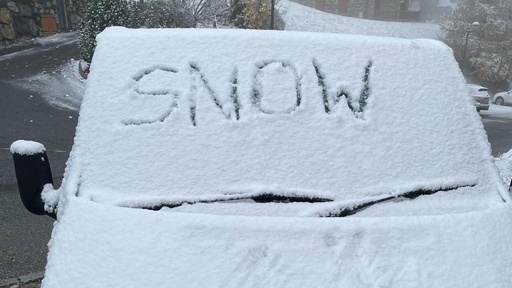 huckstersski's tweet photo. We woke up to a nice dusting of snow this morning ❄️ 🌨.
📌 @PeiseyVallandry  
@LesArcs  @ParadiskiResort 
#winteriscoming #snow #frenchalps https://t.co/Rlvqe5OxzB