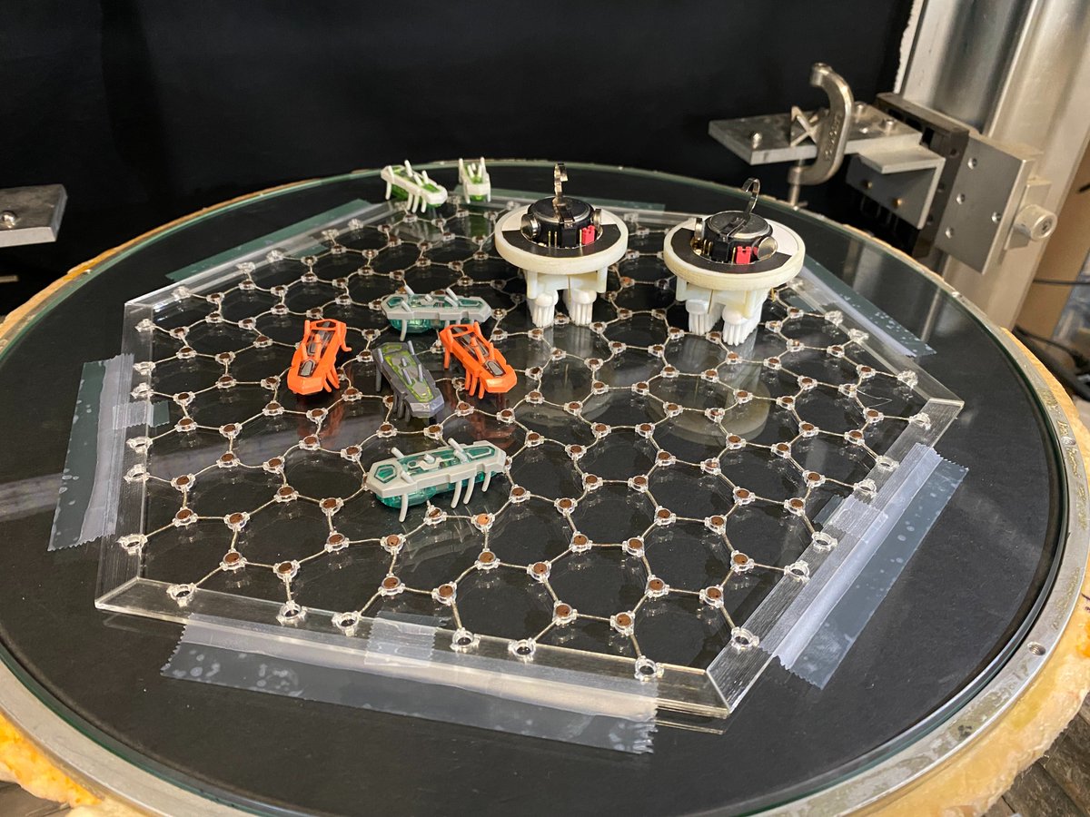 ESPGG's tweet photo. Rendez-vous lundi 8 novembre à 18h30 pour la prochaine #confexp en direct du labo @Gulliver_lab, avec des chercheurs de @ESPCI_Paris, @ISIR_labo et @Sorbonne_Univ_ 🔬
Au programme : manips et découverte de la robotique en essaim, inspirée de la nature !
https://t.co/456cfe2BcY https://t.co/x6JTWXo29R