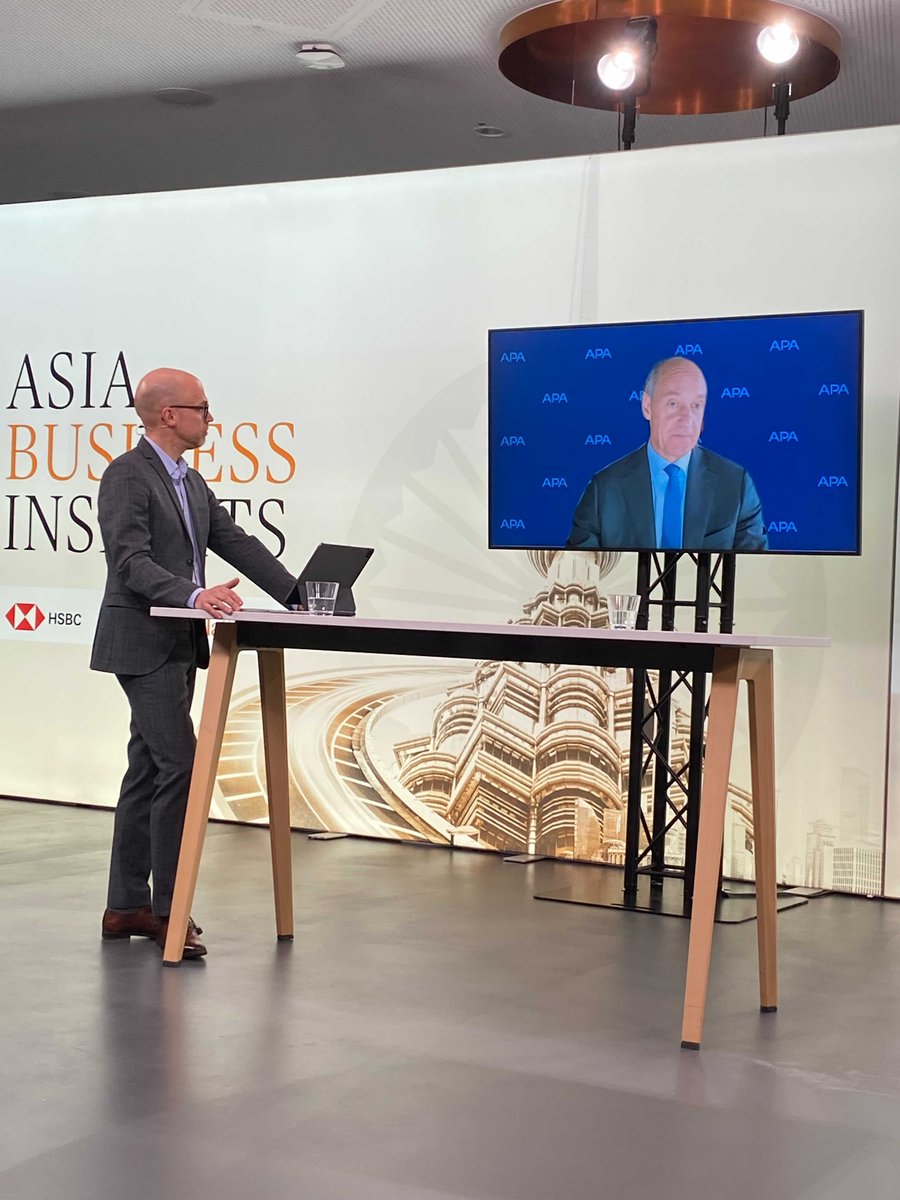 handelsblatt's tweet photo. Live bei #Handelsblatt Asia Business Insights: Chefredakteur @smatthes im Gespräch mit @BuschRo, CEO @Siemens

#hbasia #APA 
https://t.co/9gPNYeEWQK https://t.co/Q8pAGTbWfQ