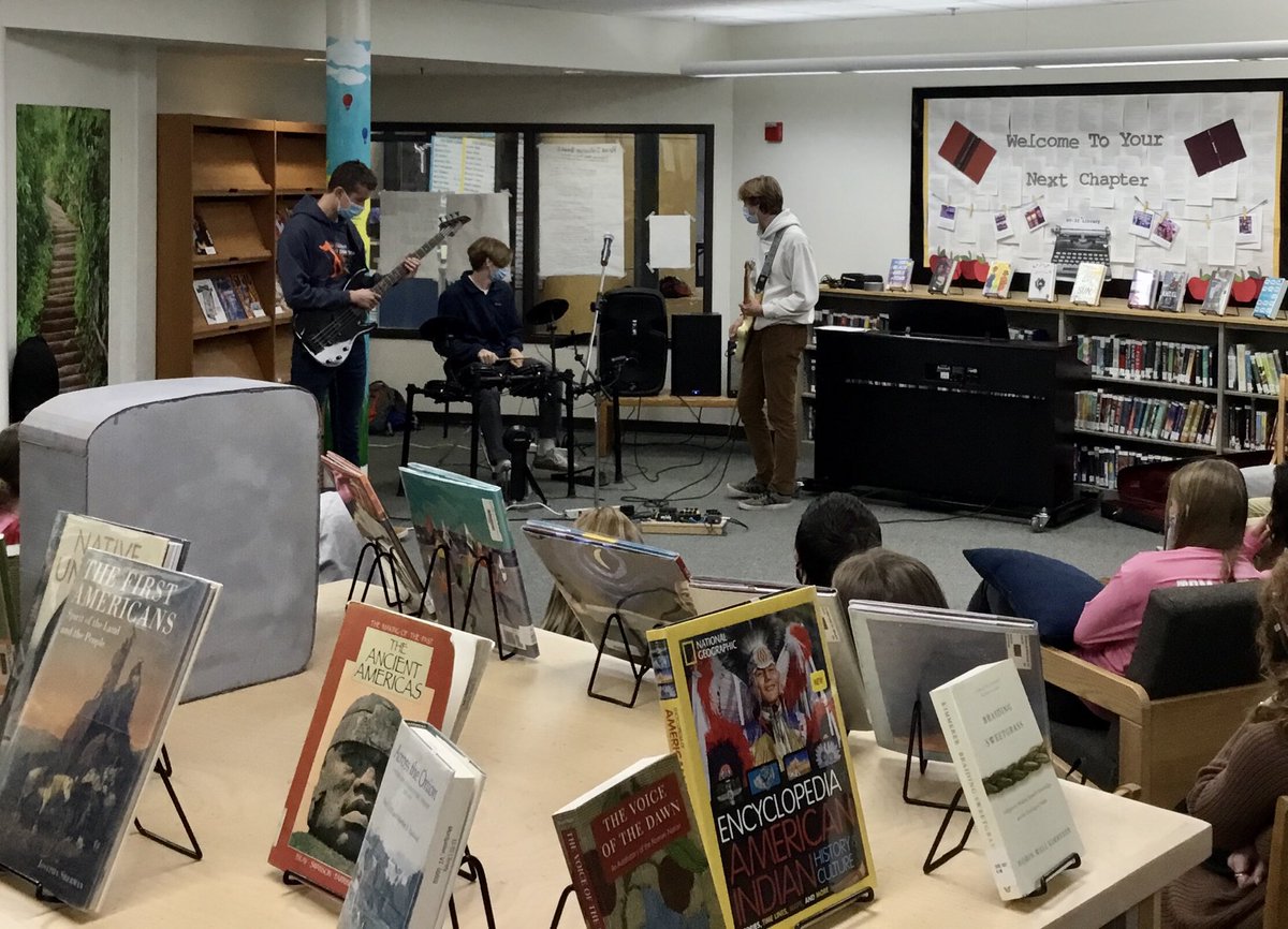 U32library's tweet photo. Literally amplifying student voice - we are here for it!

#vted #openmic #studentvoice https://t.co/hgysHLuEsI