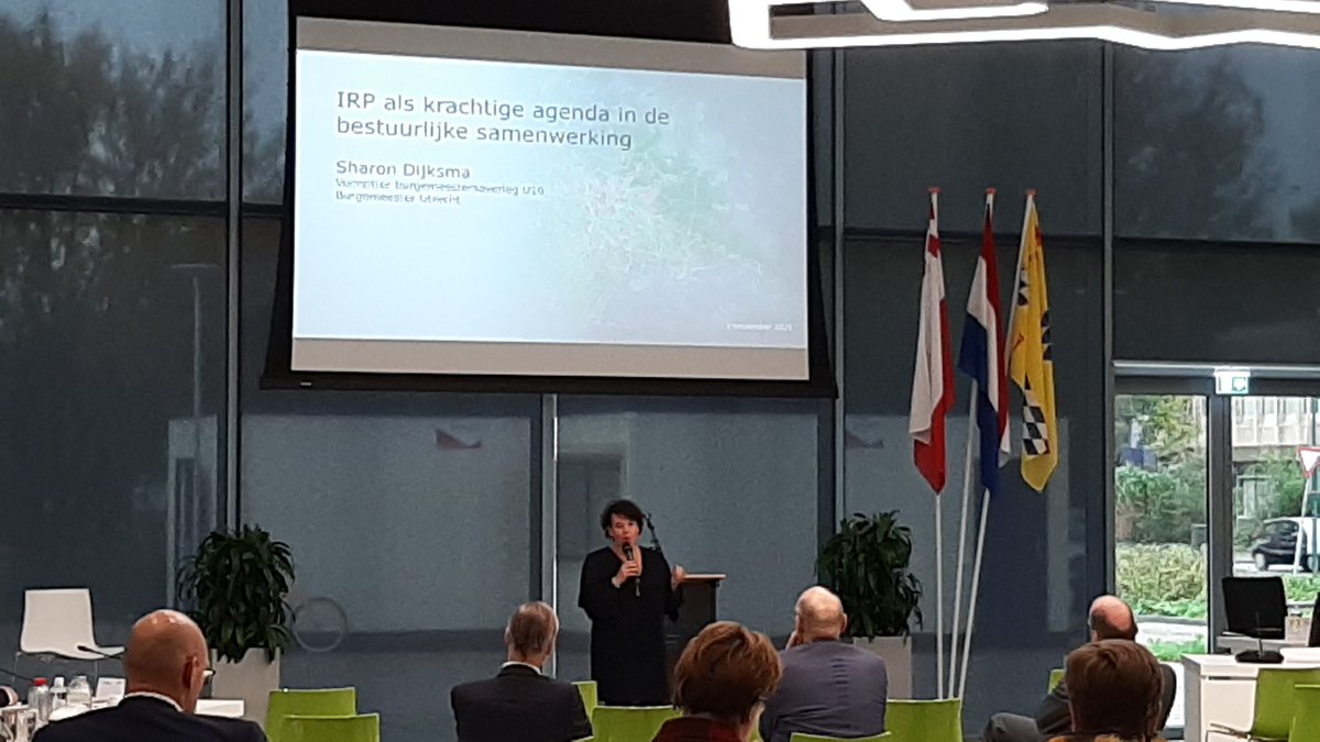 Utrecht_10's tweet photo. @sharon_dijksma op #Utrecht_10 Collegedag: "Met het Integraal ruimtelijk perspectief laten we zien dat we met elkaar in staat zijn oplossingen te bieden voor de grote uitdagingen in onze regio." https://t.co/1t3xx9J8nB