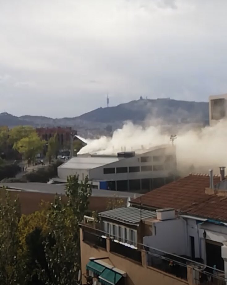 DiarideBadalona's tweet photo. Incendi a la coberta de la piscina de Llefià 🔥 Diverses dotacions de Bombers hi treballen. 

#Badalona #incendi #bombers https://t.co/jx6YzUNZ1q