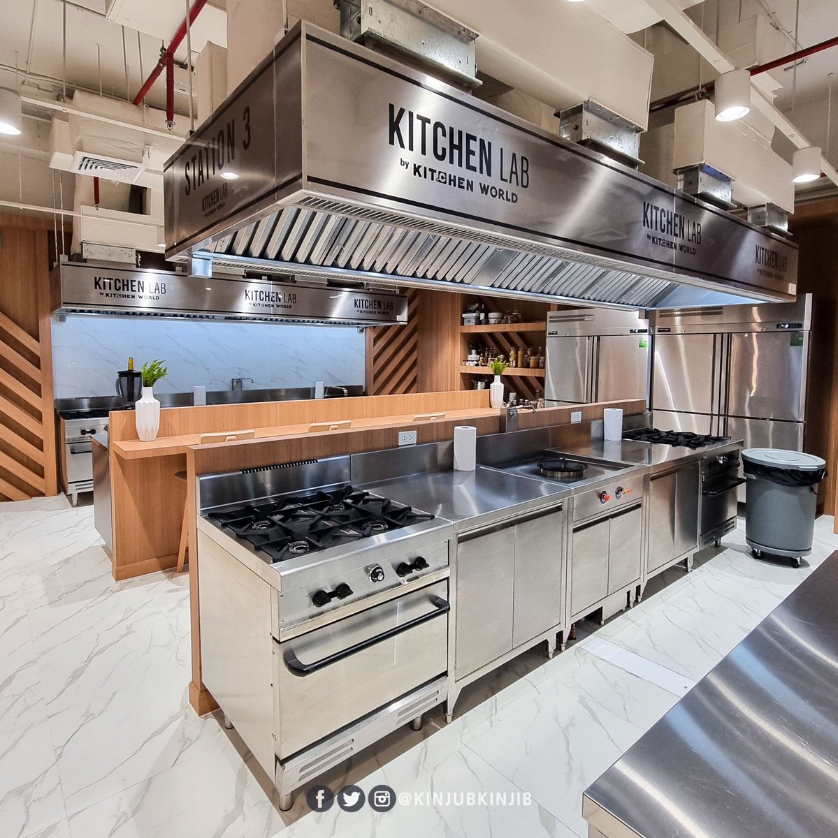 kinjubkinjib's tweet image. เปิดประสบการณ์การทำ Workshop สุดเอ็กซ์คลูซีฟที่ #KitchenLab โซน MUNx2 ซีคอนสแควร์ มันว้าวตรงเชฟป้อม ม.ล.ขวัญทิพย์ เทวกุล มาสอนทำเมนู ยำทวาย อาหารไทยโบราณนี้เองเลยน๊า แถมครัวที่นี่ดีมากมีอุปกรณ์แบบครบครัน ให้ฟีลเหมือนตัวเองไปอยู่ในรายการ มาสเตอร์เชฟเลย "เตือนแล้วนะ!!!" 😂
@aroii