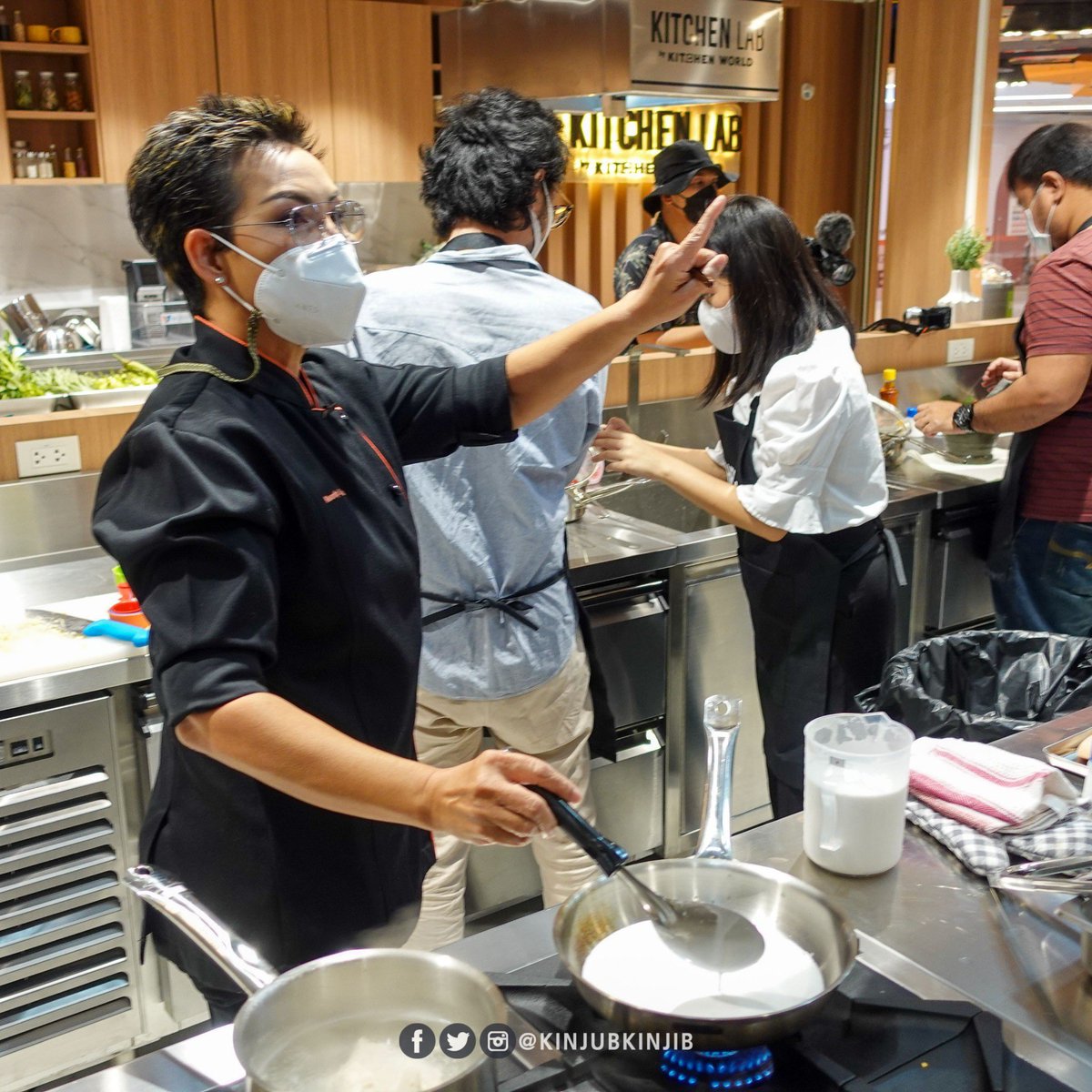 kinjubkinjib's tweet image. เปิดประสบการณ์การทำ Workshop สุดเอ็กซ์คลูซีฟที่ #KitchenLab โซน MUNx2 ซีคอนสแควร์ มันว้าวตรงเชฟป้อม ม.ล.ขวัญทิพย์ เทวกุล มาสอนทำเมนู ยำทวาย อาหารไทยโบราณนี้เองเลยน๊า แถมครัวที่นี่ดีมากมีอุปกรณ์แบบครบครัน ให้ฟีลเหมือนตัวเองไปอยู่ในรายการ มาสเตอร์เชฟเลย "เตือนแล้วนะ!!!" 😂
@aroii