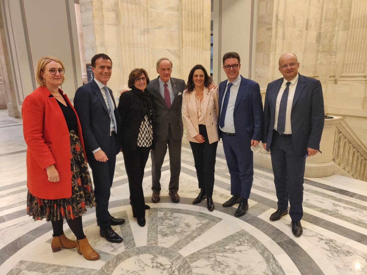 democrats_eu's tweet photo. 🇺🇸 Excellents échanges hier avec @SenatorCarper sur le commerce international : "nous sommes plus forts ensemble" et les #gafam : "mettre plus de "fond" dans les relations 🇺🇸🇪🇺 "
@TheDemocrats & EU Democrats doivent travailler plus étroitement ensemble sur ces sujets !
#AllDems https://t.co/MBOCZAR1jX