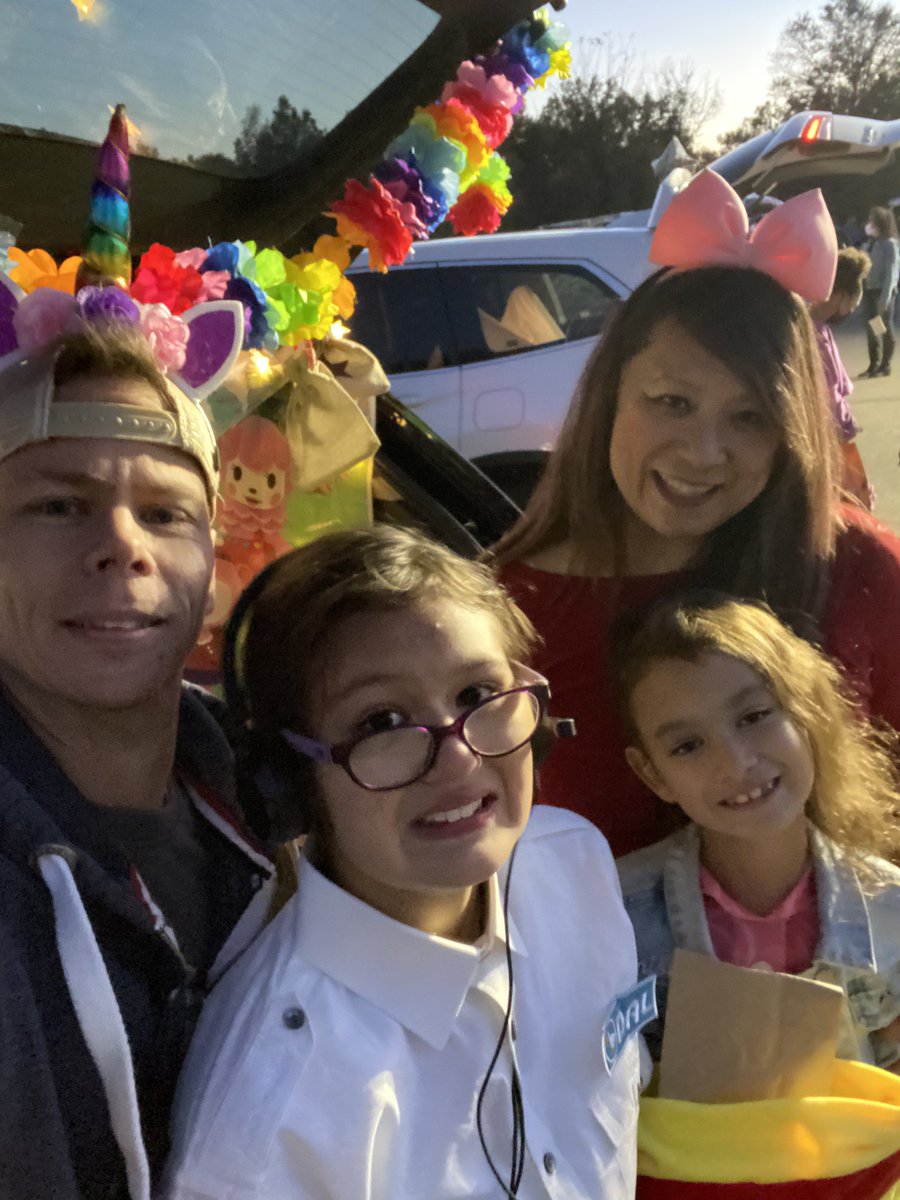 ibarrakapp1's tweet photo. Have you been admiring the sky? So many shooting stars out tonight. (Late post but I love Halloween!) @animalcrossing @NintendoAmerica @Bigshotgrob #celeste #trunkortreat #acnh #orville #julian #isabelle https://t.co/0GbxWFU7k8
