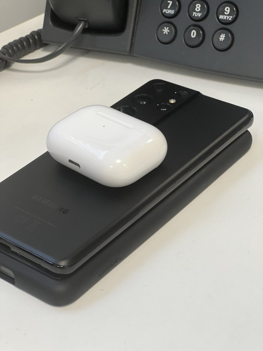 Techsports8's tweet photo. Gimmick some say? Not for times like today. #s21ultra #reversewirelesscharging https://t.co/OJV0EnJDXn