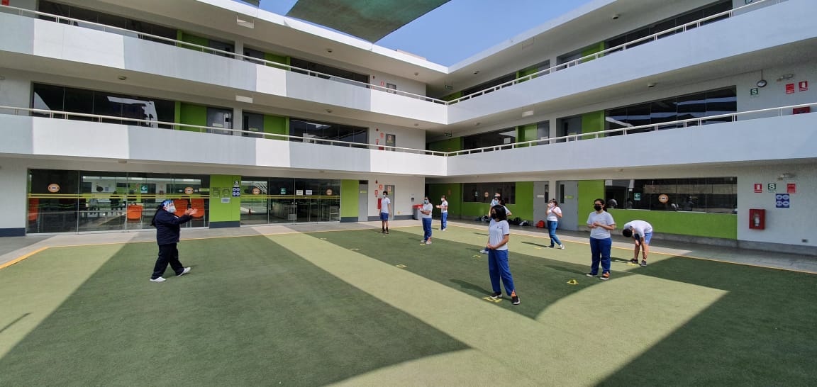 Ugel05_oficial's tweet photo. La IE Innova Schools de #Campoy es el primer colegio de la #UGEL05 que hoy retorna a la semipresencialidad. Los estudiantes participan de actividades físicas cumpliendo los protocolos de bioseguridad. https://t.co/IgvCxJfnak