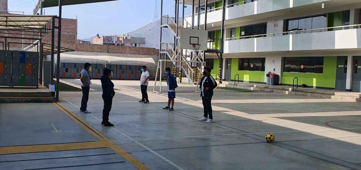 Ugel05_oficial's tweet photo. La IE Innova Schools de #Campoy es el primer colegio de la #UGEL05 que hoy retorna a la semipresencialidad. Los estudiantes participan de actividades físicas cumpliendo los protocolos de bioseguridad. https://t.co/IgvCxJfnak