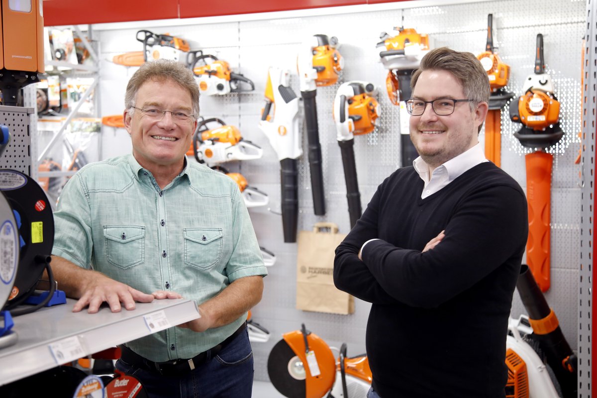 IHK_Essen's tweet photo. Ausbildung ist für den Hagebaumarkt ein Muss: „Das gehört für uns zum Aufgabenfeld eines Unternehmers dazu.“ Was das Vater-und-Sohn-Gespann noch erzählt hat, finden Sie in unserer Online-Ausgabe des meo-Magazins unter https://t.co/Daj3nYNVhX.

#meomagazin  #ausbildung https://t.co/z2fVBjMMlG