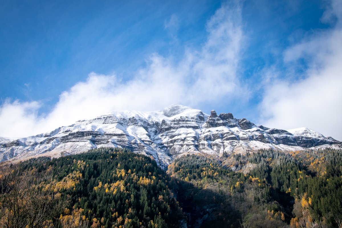 les_contamines's tweet photo. La neige a fait son retour sur les sommets des #Contamines aujourd'hui, pour notre plus grand plaisir ! 💙 https://t.co/E8WVrVZ1cV