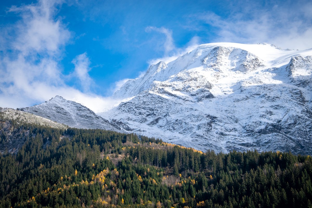 les_contamines's tweet photo. La neige a fait son retour sur les sommets des #Contamines aujourd'hui, pour notre plus grand plaisir ! 💙 https://t.co/E8WVrVZ1cV
