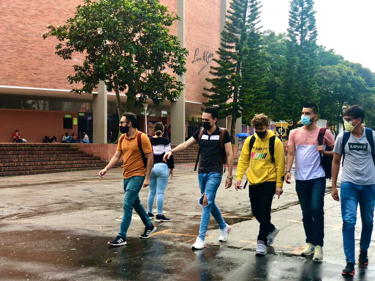 BNnoticias2020's tweet photo. #DatoHoy 13.633 Estudiantes de B/manga regresan a la presencialidad tras pasar 19 meses de presencialidad remota, la @UIS adecuó los espacios para cumplir con sus actividades académicas con su debido distanciamiento social y los respectivos protocolos de bioseguridad. @RectorUIS https://t.co/HnRUDxo7wv