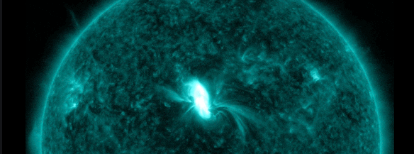 Een nieuwe dag, een nieuwe flare! Deze keer een M1, veel minder heftig dan een X1. Maar - en dat is goed - centraal op de zon, van lange duur (verschillende uren), en met een aardgerichte CME die in de tweede helft van 4 november zou aankomen. Weer eentje om te volgen dus.