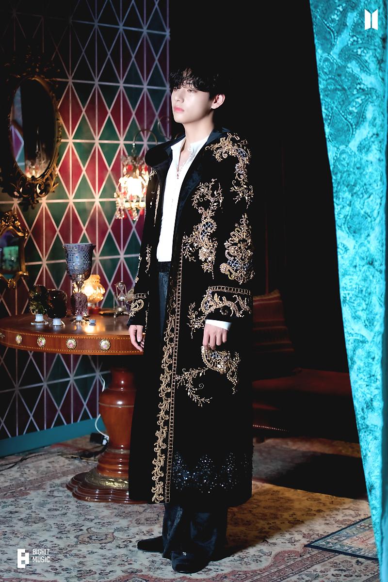 rkhaiiive's tweet image. My fate showed someone in robes. 👀💜 @BTS_twt #FateReader #KimTaehyung