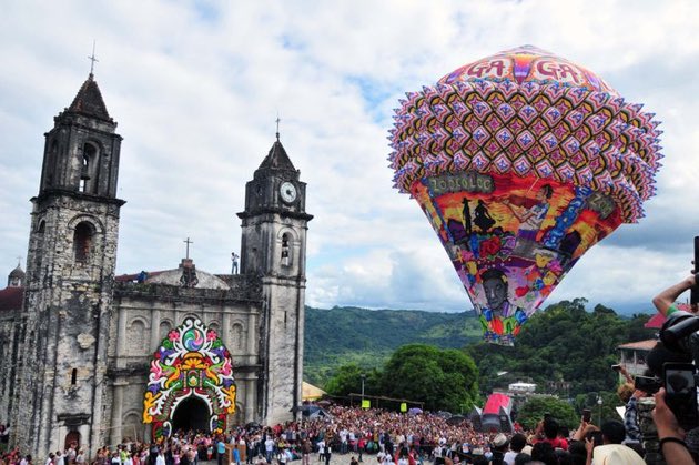 SECTUR_mx's tweet photo. #FelizMartesATodos desde Zozocolco,  #Veracruz, un Pueblo Mágico famoso por la elaboración de globos de papel de gran tamaño, ¡miden más de 20 metros de altura!
Esta comunidad totonaca mantiene vivas sus fiestas y tradiciones, llenando el cielo de magia y color. 🎉 https://t.co/hmR1a6G8hp