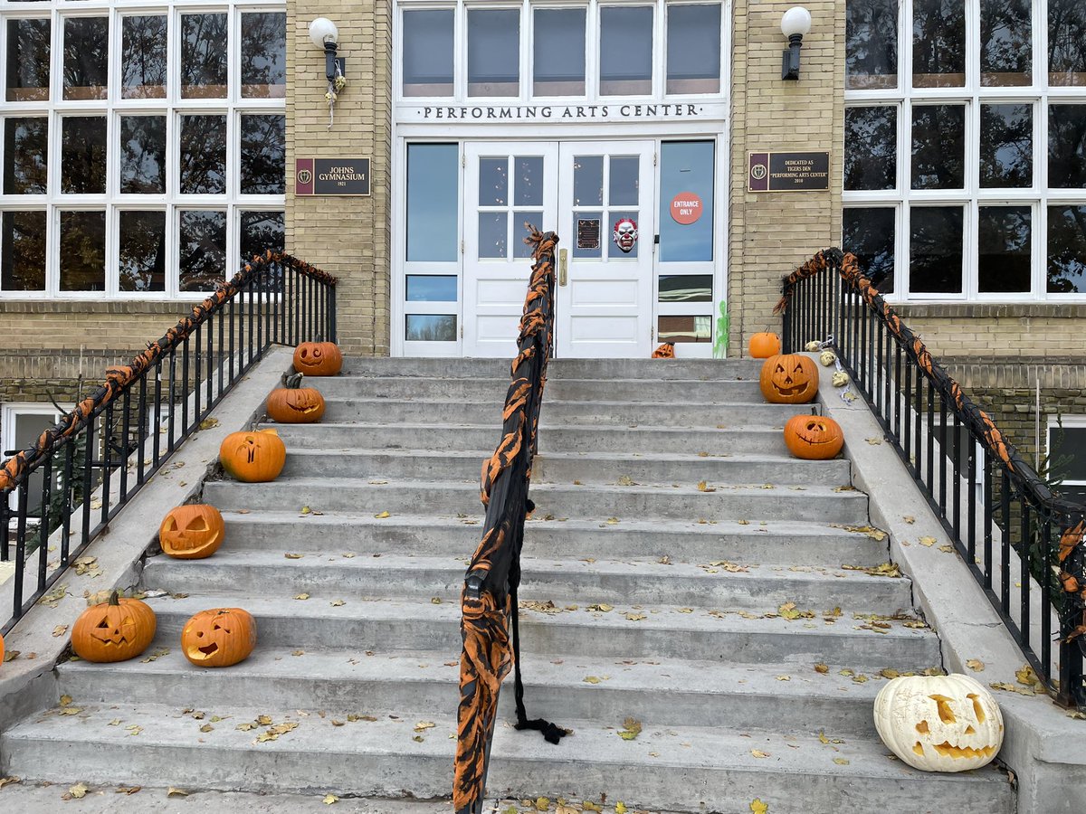 WATigers's tweet photo. 🎃 Halloween was celebrated in many ways this past weekend. The group pictured went to @EvermorePark and Saturday the sophomore class held a Halloween dance and carved pumpkins.
#halloween #pumpkincarving #evermorepark #halloweencostume #boardingschool #wasatchacademy https://t.co/rl2BwEUPEQ
