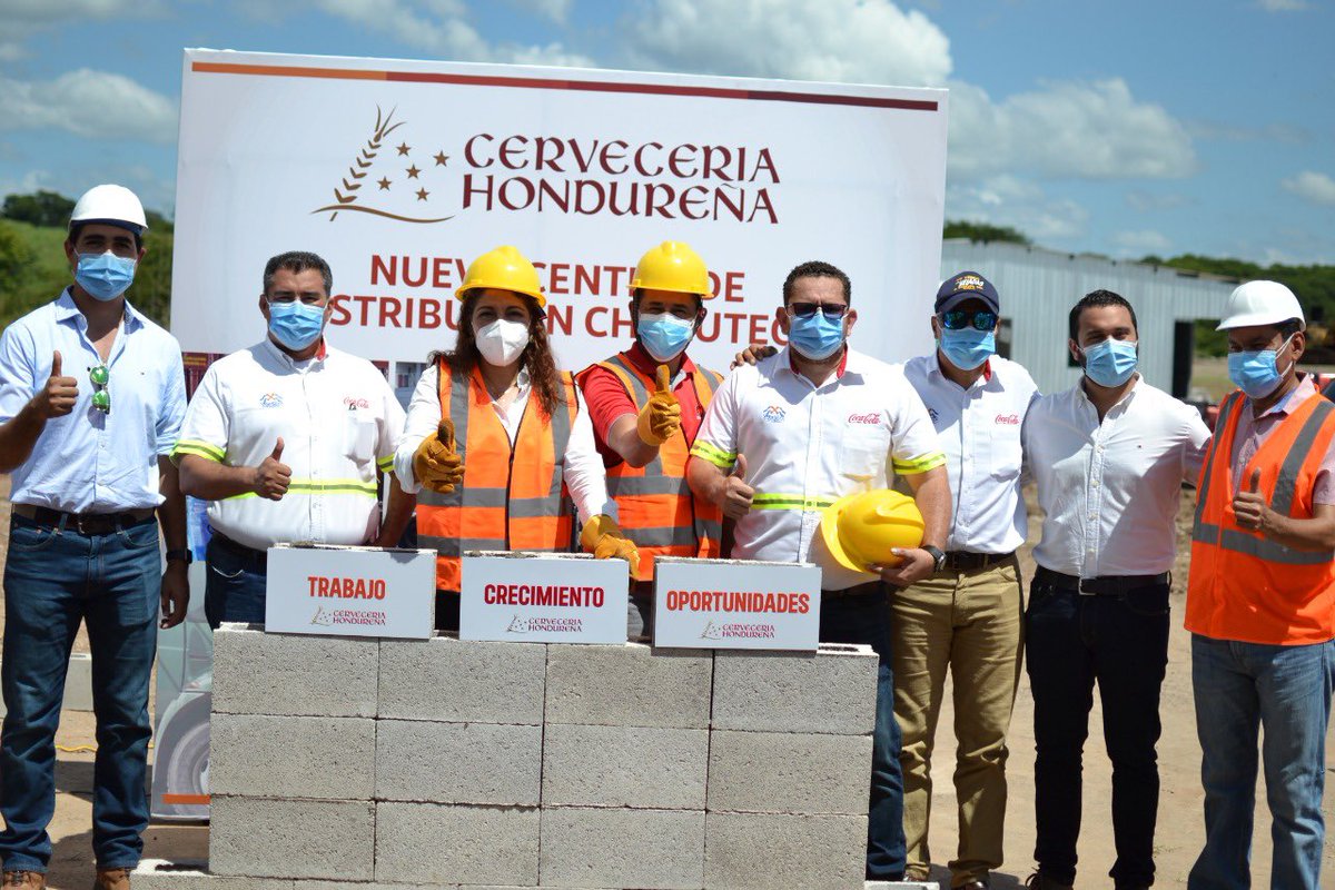 FEDECAMARAHN's tweet photo. Desde FEDECAMARA felicitamos a la @CerveceriaHond por la colocación de la primera piedra del nuevo CD para la zona sur en #Choluteca 

Con una inversión aproximada de 193 millones, generando empleo, desarrollo y crecimiento económico para el país. 
#FEDECAMARA #EMPLEO #Trabajo https://t.co/oEJGH6gPlI