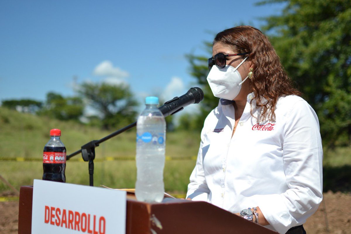 FEDECAMARAHN's tweet photo. Desde FEDECAMARA felicitamos a la @CerveceriaHond por la colocación de la primera piedra del nuevo CD para la zona sur en #Choluteca 

Con una inversión aproximada de 193 millones, generando empleo, desarrollo y crecimiento económico para el país. 
#FEDECAMARA #EMPLEO #Trabajo https://t.co/oEJGH6gPlI