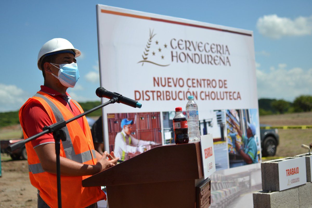 FEDECAMARAHN's tweet photo. Desde FEDECAMARA felicitamos a la @CerveceriaHond por la colocación de la primera piedra del nuevo CD para la zona sur en #Choluteca 

Con una inversión aproximada de 193 millones, generando empleo, desarrollo y crecimiento económico para el país. 
#FEDECAMARA #EMPLEO #Trabajo https://t.co/oEJGH6gPlI