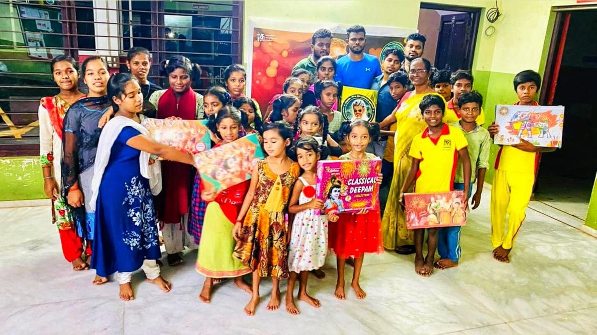 SN_AK_Groups's tweet photo. புதுச்சேரி @AjithFCPudhuvai சார்பாக தீபாவளி'யை முன்னிட்டு    புதுச்சேரியில் உள்ள Jaly Home குழந்தைகள் காப்பகத்தின் தெய்வக்குழந்தைகளுக்கு தீபாவளி அன்பளிப்பாக இனிப்புகள் மற்றும் பட்டாசுகள் வழங்கப்பட்டது 😍👌🏻💐💐❤️  #AjithKumar   #Valimai   https://t.co/zrj8vBVYl4