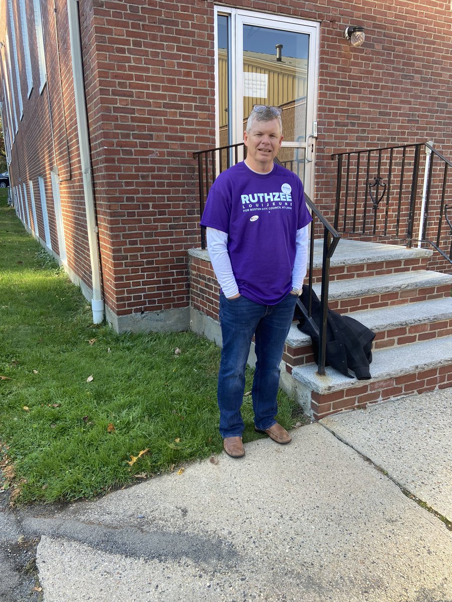 mrousmaniere's tweet photo. @ruthzee4boston This volunteer has no coat in order to keep the message clear. https://t.co/BgXcGSmTJt