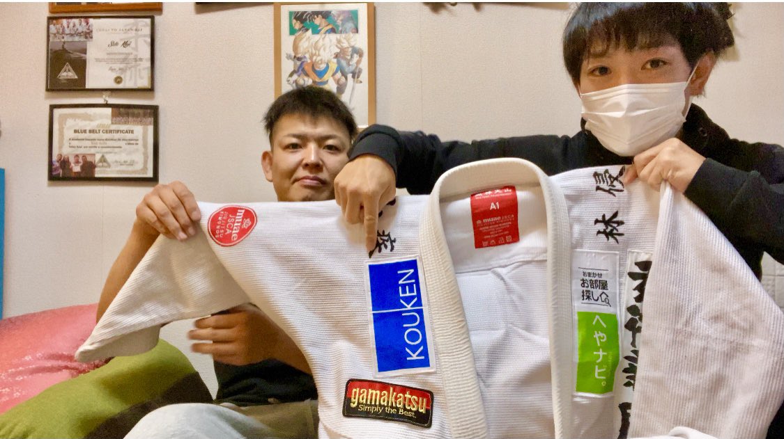 EnjoyBjjLife's tweet photo. 気付いたら、世界選手権への出国まで1週間!!
慌ててサトーさんの自宅に押し掛けて、パッチの縫い付けをお願いしてきました。
いつも本当にありがとうございます!!
#柔術 #サトーさん #歌志軒 #ガマカツパッチもつけたよ #釣り好き #釣り #seeek #へやナビ #kouken #柔術新聞 #bozles #パッチ貼りたい https://t.co/nYxY5DM0Ld