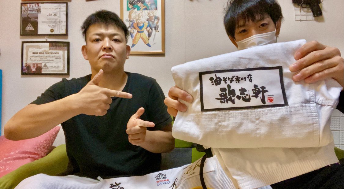 EnjoyBjjLife's tweet photo. 気付いたら、世界選手権への出国まで1週間!!
慌ててサトーさんの自宅に押し掛けて、パッチの縫い付けをお願いしてきました。
いつも本当にありがとうございます!!
#柔術 #サトーさん #歌志軒 #ガマカツパッチもつけたよ #釣り好き #釣り #seeek #へやナビ #kouken #柔術新聞 #bozles #パッチ貼りたい https://t.co/nYxY5DM0Ld
