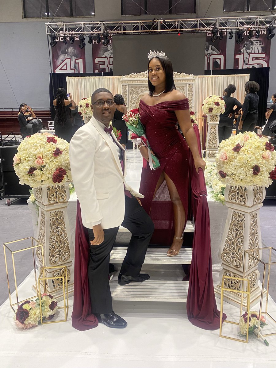 armanityahnee's tweet photo. Miss Junior Checking In 👑 I love you class of 23! ❤️🦅 #eaglepride #TheReturn https://t.co/TOASeDL8xN
