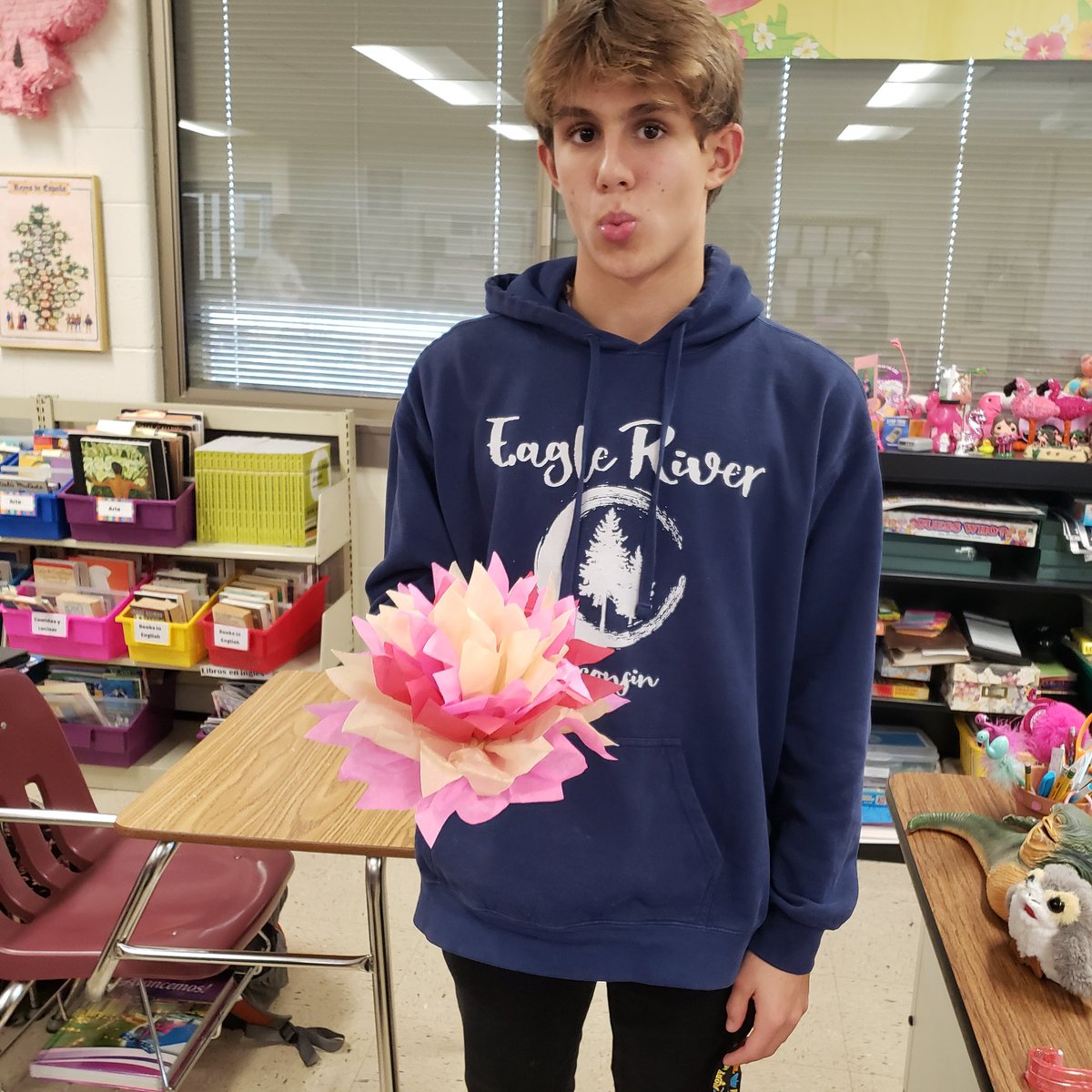 loefflerbell's tweet photo. #spanish4 #dayofthedead #diadelosmuertos #papelpicado #floresdepapelseda #culture @MHSIrvine  @MuskegoNorwaySc https://t.co/TUqkDIyb2A
