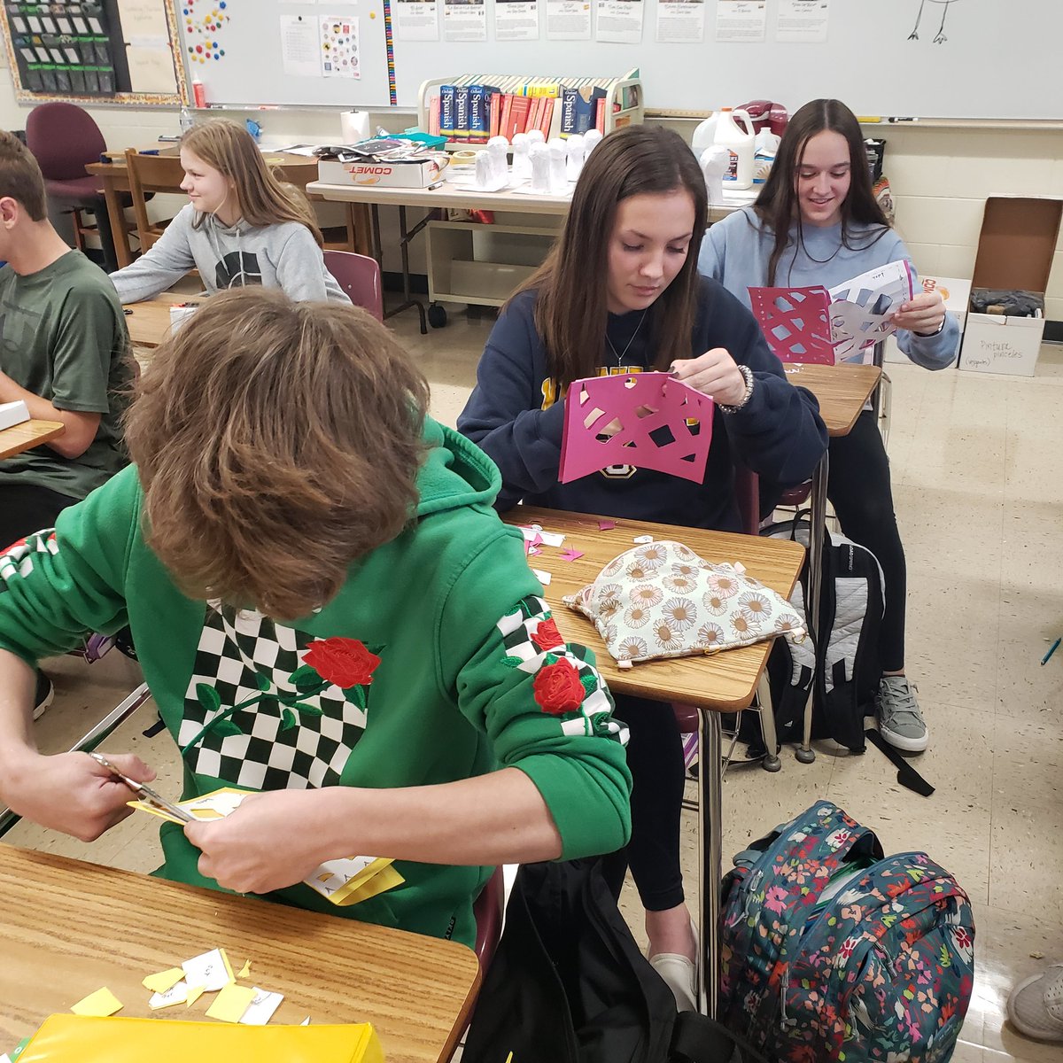 loefflerbell's tweet photo. #spanish4 #dayofthedead #diadelosmuertos #papelpicado #floresdepapelseda #culture @MHSIrvine  @MuskegoNorwaySc https://t.co/TUqkDIyb2A