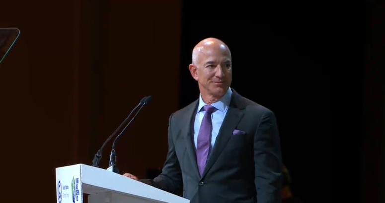 BonPote's tweet photo. Excellente nouvelle pour le climat : Jeff Bezos est arrivé à la COP26 ! 

Quel bonheur de voir un milliardaire arriver en jet privé, la main sur le cœur, expliquer aux autres comment faire pour en finir avec le réchauffement climatique 😍
https://t.co/b1hERCtBpK https://t.co/XZv4bU2Oe3