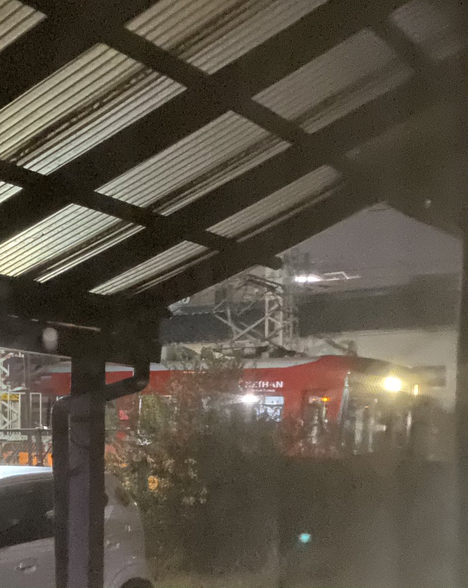 Millenosuke's tweet image. #京阪電車 回送電車が停まったまま…またなんかあったですかね…