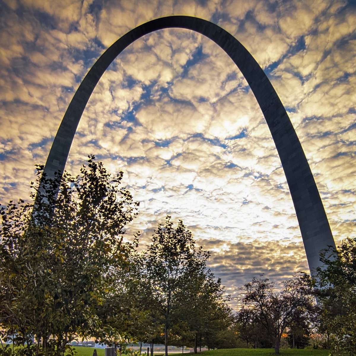 Colino's tweet photo. Gateway Arch

#EYEofAEDON #ArtistOnTwitter #art #artist #ShotOnCanon #Canon #day #photography #photographer #arch #sunrisephotography #sky #sunrise #goodmorning #saintlouis #stl #architecture #clouds https://t.co/Hj6UfFZHYu