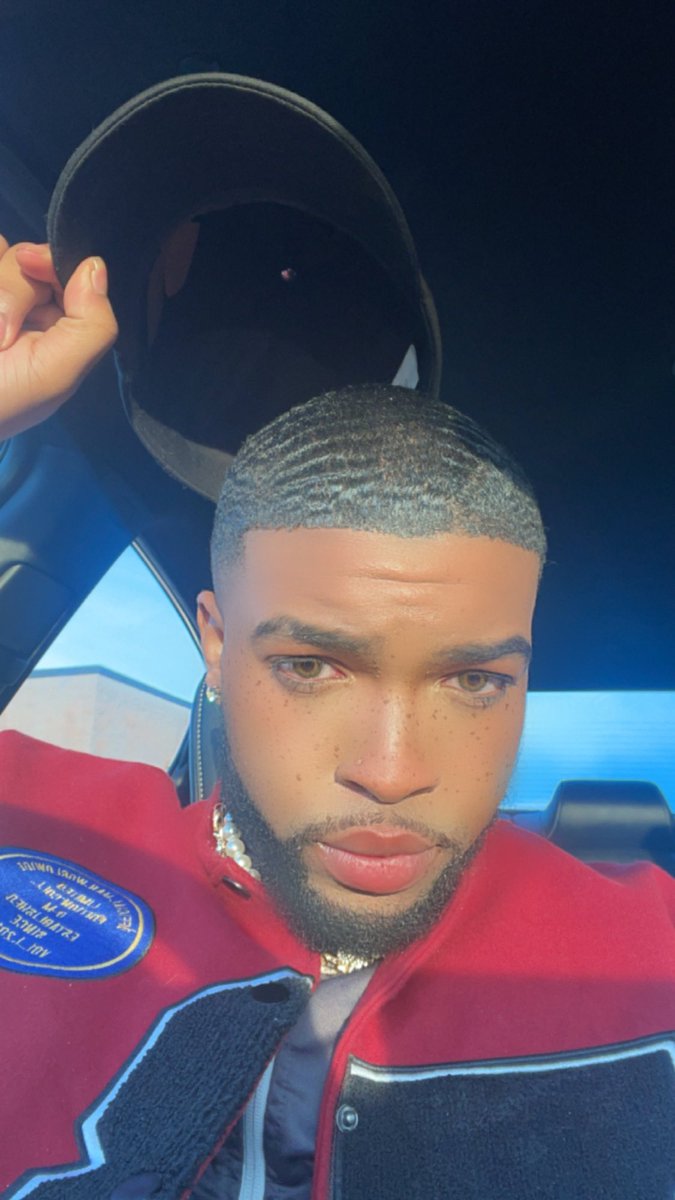 boywiththelooks's tweet photo. Happy Tuesday. https://t.co/J1LgGHnh6d