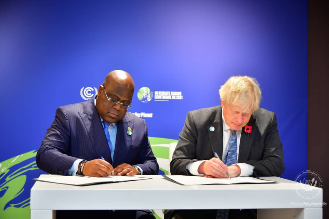 Presidence_RDC's tweet photo. #RDC #UK #CAFI 02.11.2021/ #GLASGOW 
Le Président Tshisekedi et le PM Johnson du Royaume-Uni au nom du Conseil d’administration de l'Initiative pour la Forêt de l’Afrique centrale (CAFI) ont signé un engagement d'une durée de 10 ans (2021-31) pour protéger la forêt de la RDC. https://t.co/dju7FGpRa5