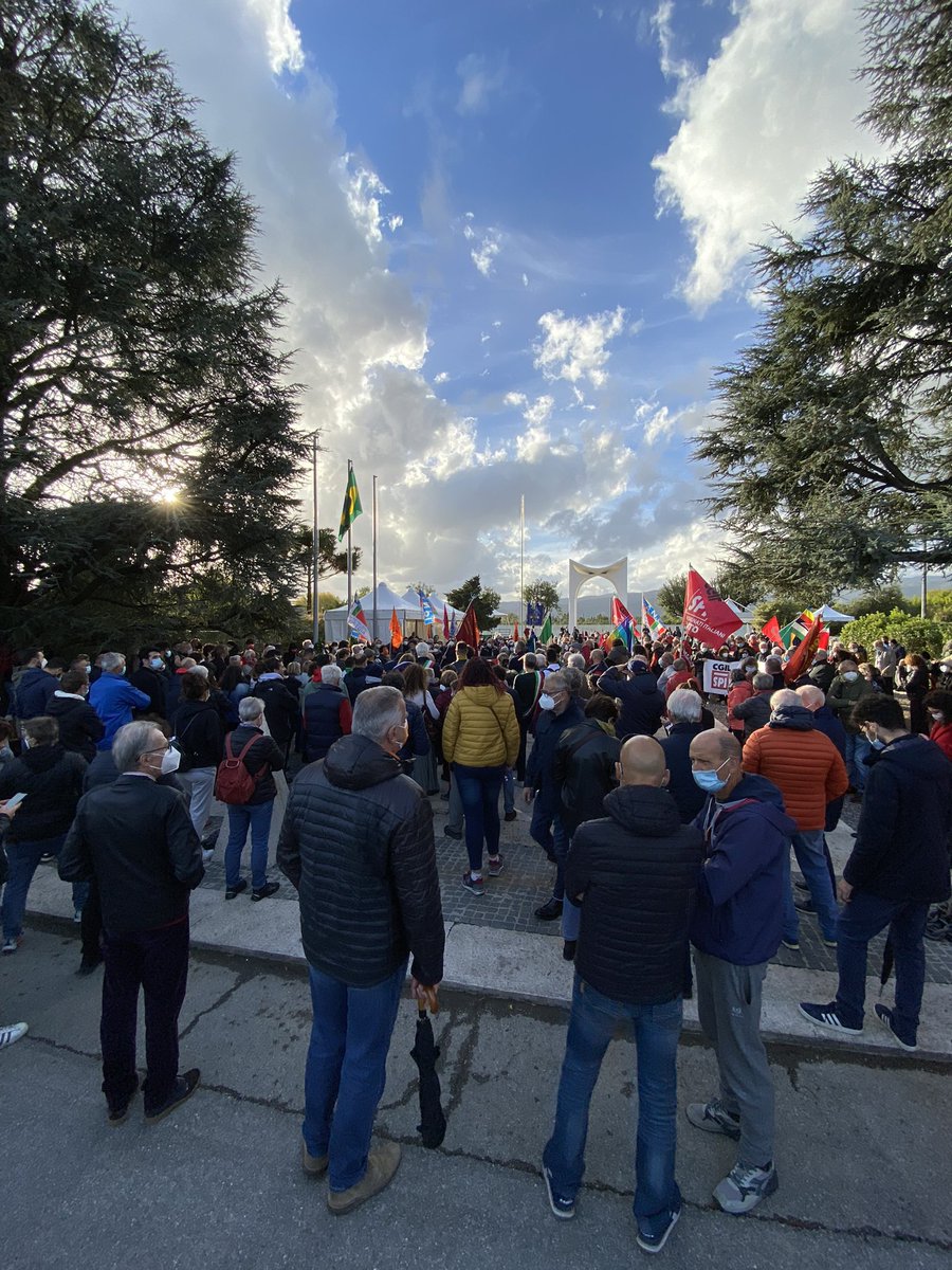 RTrallori's tweet photo. Rendiamo omaggio ai caduti della #FEB, veri eroi della libertà. #noBolsonaro #Pistoia #libertà #resistenza https://t.co/VUCxMfDSFP