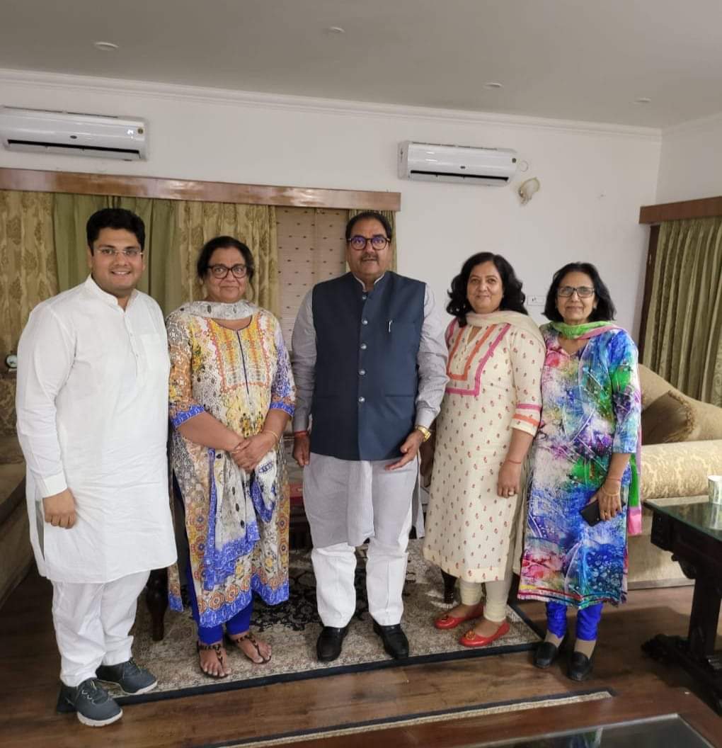 AbhaySChautala's tweet photo. ऐलनाबाद  उपचुनाव में जनता के अटूट प्रेम व समर्थन से जीत के बाद तीनों बहनों ने घर आकर आशीर्वाद दिया। बहनों के मुस्कुराते चेहरे देखकर दिन भर की सारी थकान दूर हो जाती है और उनका साथ सभी चुनौतियों को आसान बना देता है। https://t.co/tllTNUE4uJ