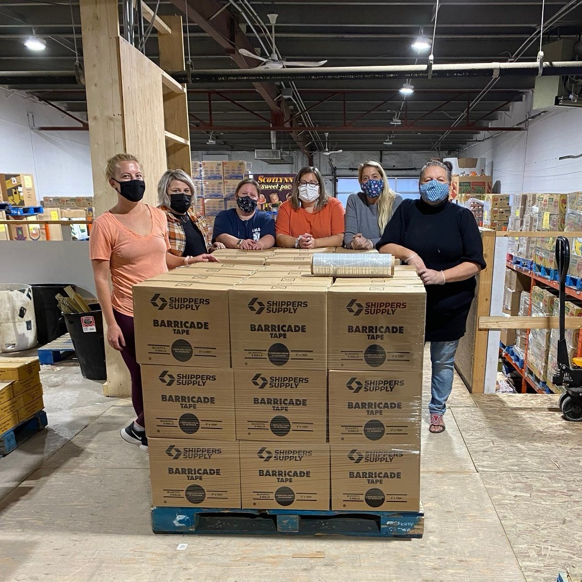 ReddeerFoodbank's tweet photo. A few weeks ago, Donna & her friends came in to pack hampers. They loved the experience so much, they heard about Pack-A-Palooza & registered right away! Is your team registered? Call 403-342-5355!
#feedtheneed #hampertime #volunteering #VolunteersNeeded #foodbank #FamiliesInNeed https://t.co/iC6qJnie2k