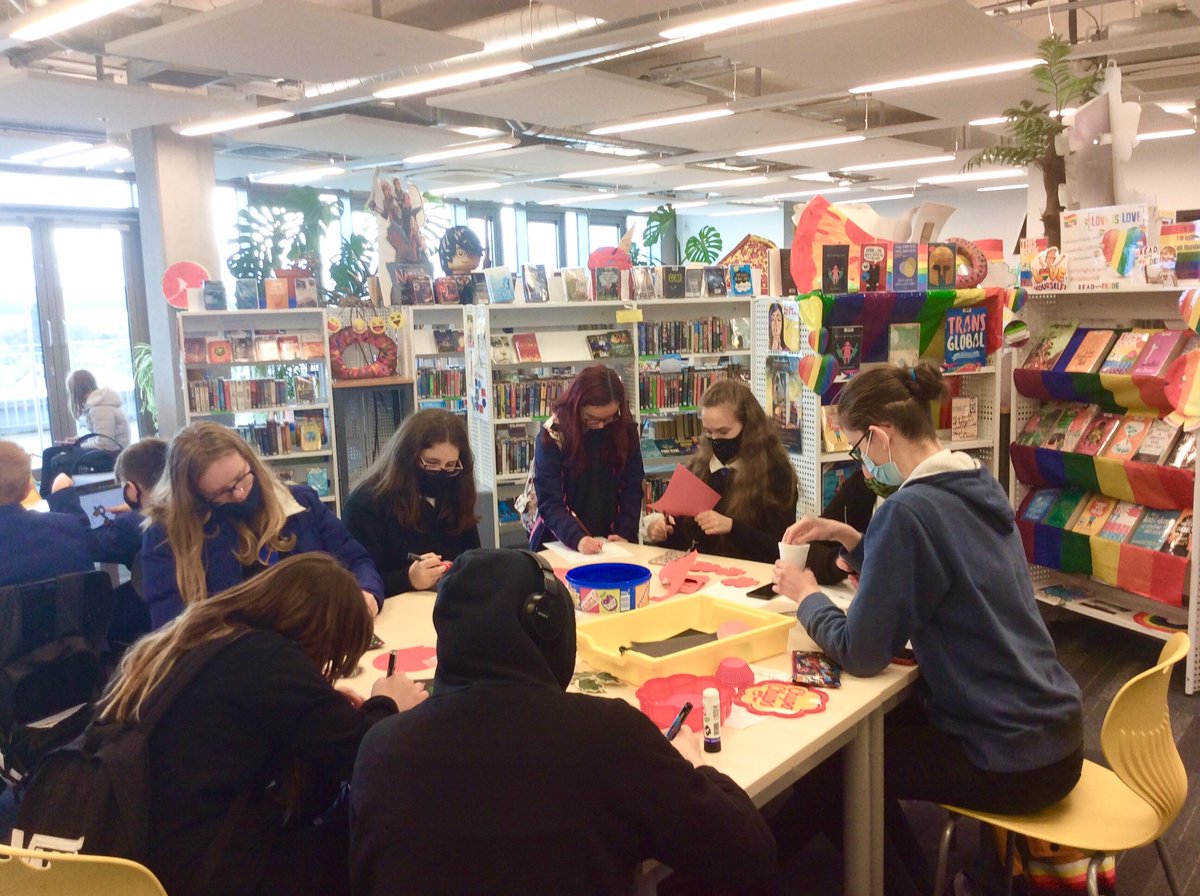 BrechinHighLib's tweet photo. Lunchtimes shenanigans - epic fun, and we still had time to create fireworks art, and... a fez for Faith, the school penguin. π§
#ThisIsBrechin #CraftsClub https://t.co/mrMs4eOTz3