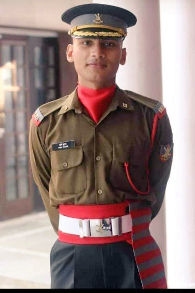 TibraPandey's tweet photo. one more soldier has gone .......miss u legend you always stay in our hearts 🇮🇳🇮🇳❤❤💐💐💐🙏#lftrishiranjan #IndianArmy #parasfcommando https://t.co/9I9bEqKBU4