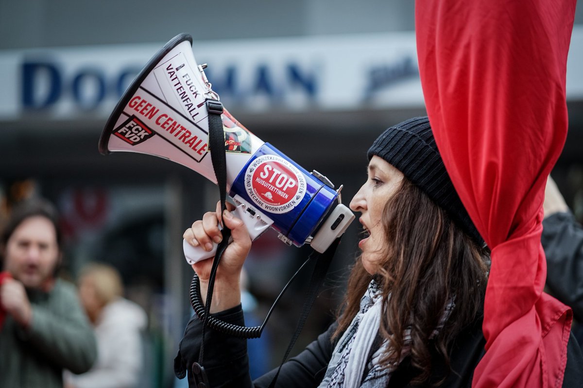 woonprotest024's tweet photo. Gisteren toonde Nijmegen zich strijdbaar en solidair met de woonbeweging. Dit protest is slechts de eerste stap; de woonstrijd gaat door, en wij ook! Dank allemaal voor het komen! We zien jullie 23/11/21 op de discussieavond. Stay tuned, stay angry, wonen is een recht! ✊ https://t.co/fl5nz4ABTQ