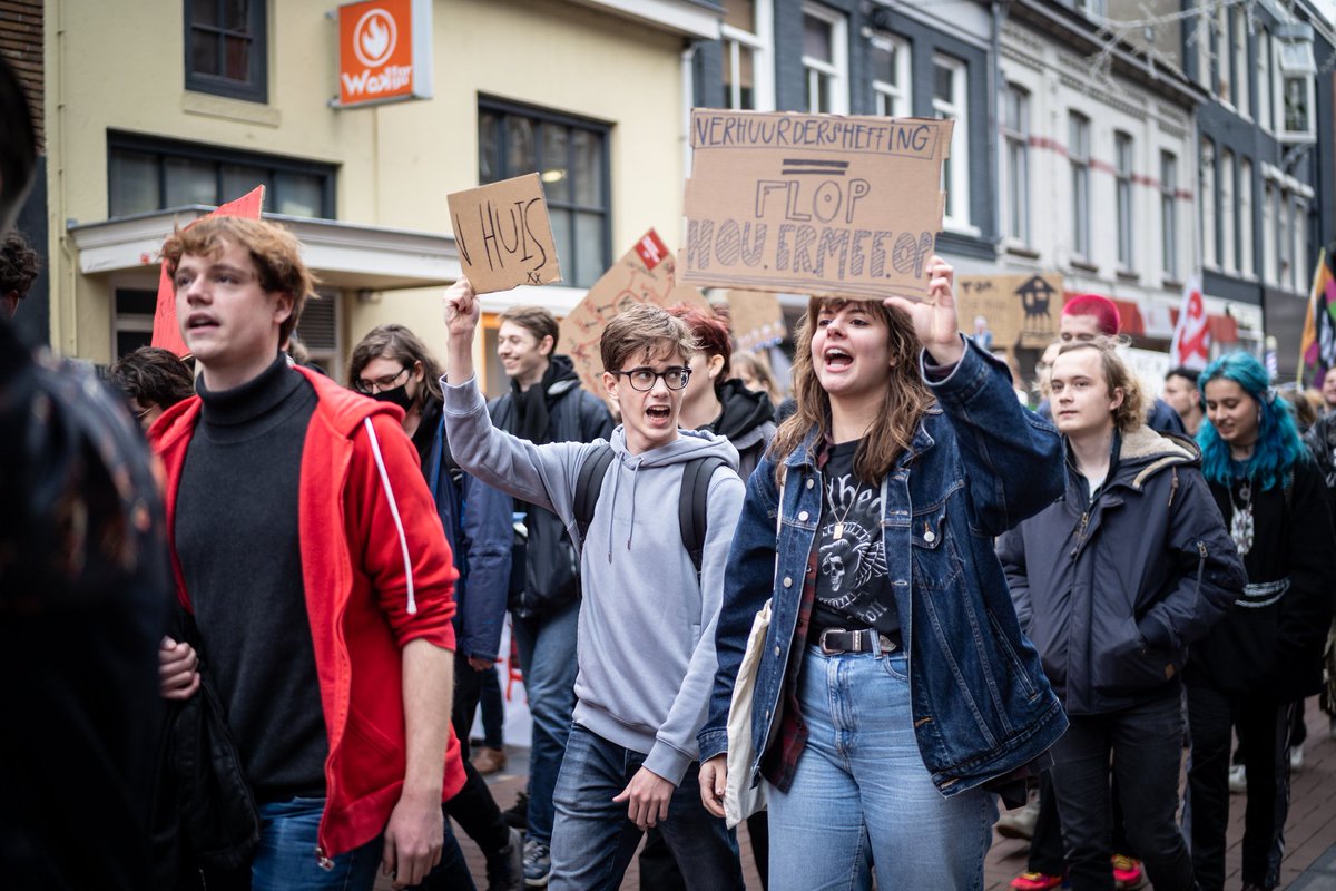woonprotest024's tweet photo. Gisteren toonde Nijmegen zich strijdbaar en solidair met de woonbeweging. Dit protest is slechts de eerste stap; de woonstrijd gaat door, en wij ook! Dank allemaal voor het komen! We zien jullie 23/11/21 op de discussieavond. Stay tuned, stay angry, wonen is een recht! ✊ https://t.co/fl5nz4ABTQ
