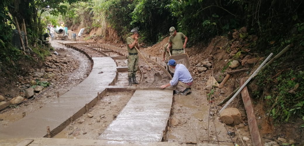 GralFredyCoy's tweet photo. Desde Montebello @Alca_Montebello #Antioquia, los soldados del Grupo de Caballería Mecanizado N. º4 junto a la comunidad, apoyaron el mejoramiento de la infraestructura del municipio con la instalación de una placa huella en la vía de acceso del mismo. #SoldadoEsServicioSocial https://t.co/QblNSZfU1p
